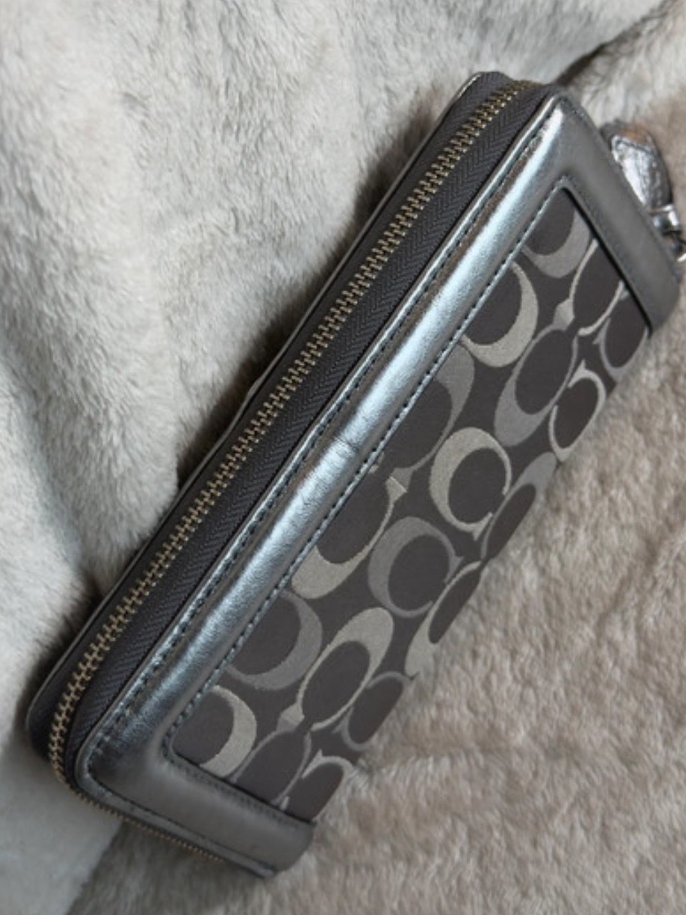 COACH 👛 EUC Penelope Full Zip Wallet Gray Signature Canvas and Metallic Silver - Picture 6 of 6